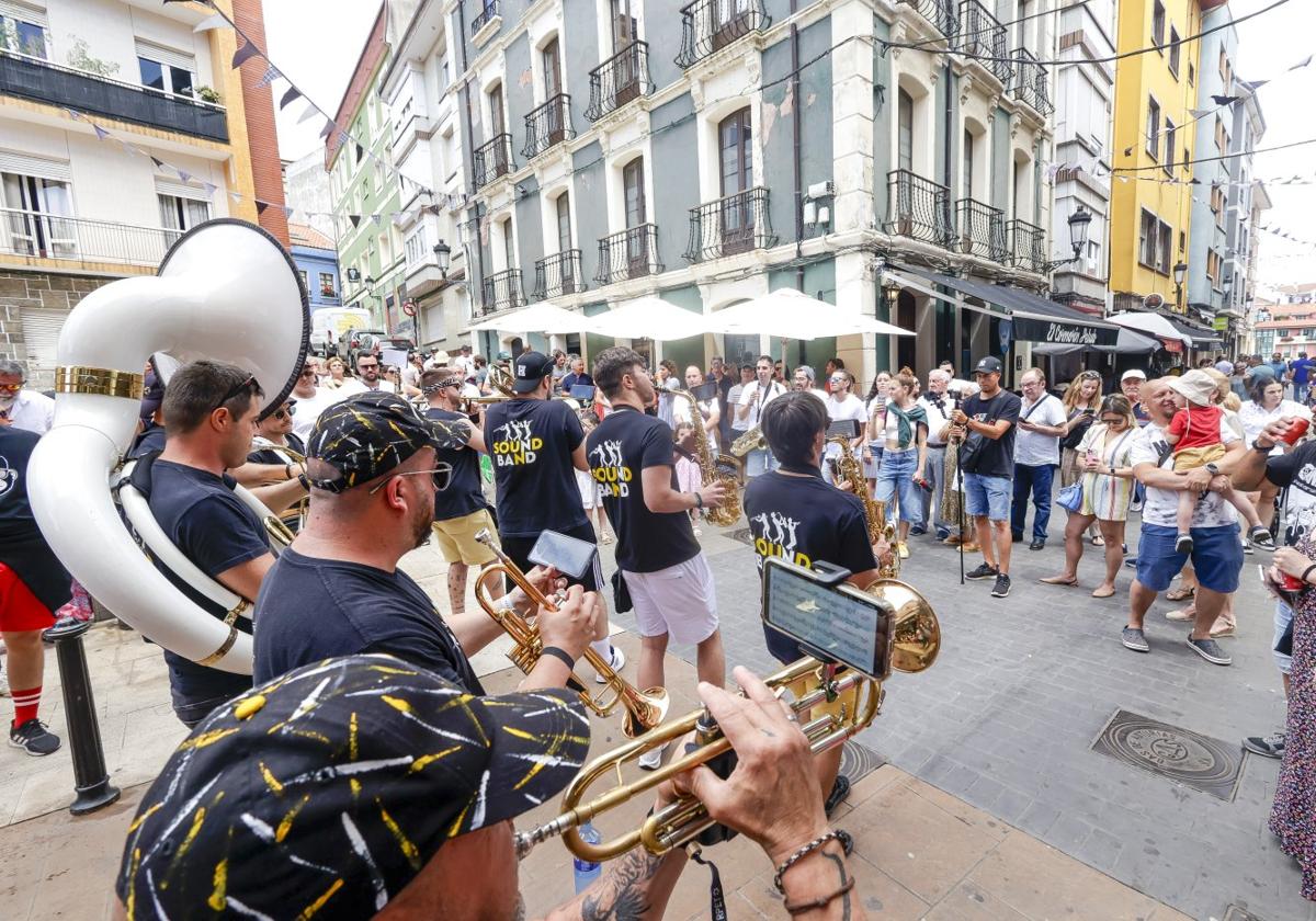 La alegre múisca de las charangas animó a candasines y visitantes durante el día de ayer .