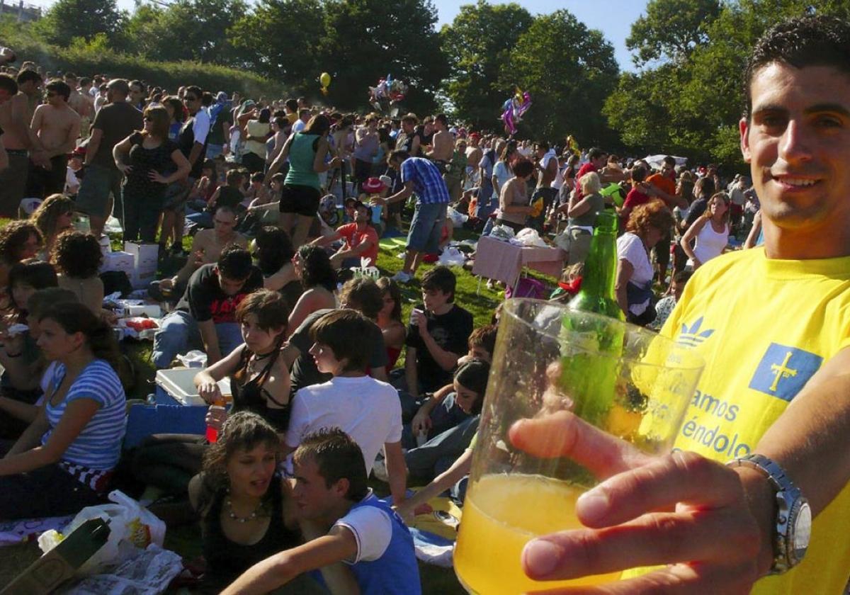 Una imagen de la gente disfrutando en uno de los praos de La Sobatiella de El Carmín, en ediciones anteriores.