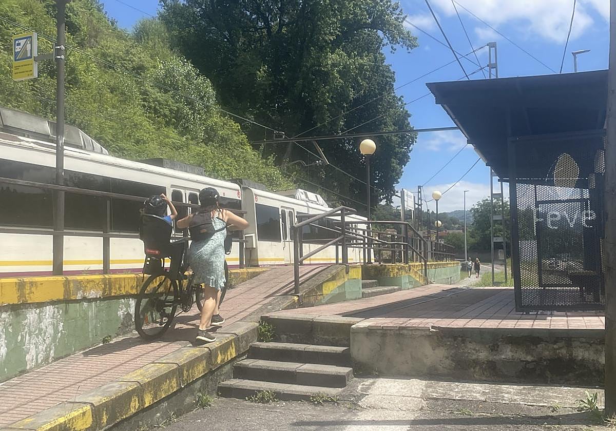 Viajeros subiendo ayer a un tren de la línea Gijón-Laviana en el apeadero de Ciaño.