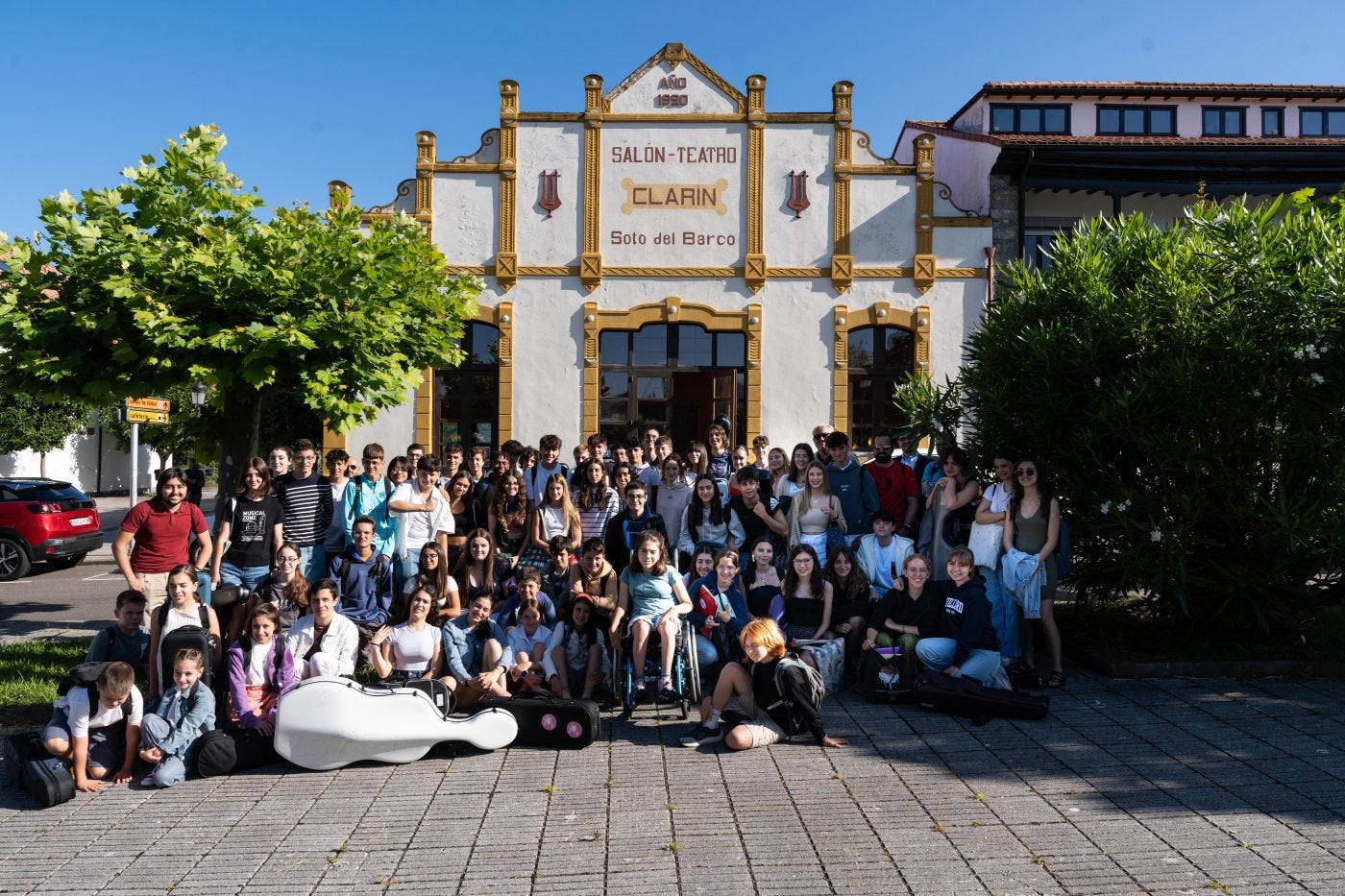 El grupo de jóvenes que disfrutará este año de la tercera edición de los cursos de música frente al Clarín.