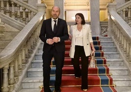 Juan Cofiño, presidente del Parlamento asturiano, y Adriana Lastra, delegada del Gobierno en Asturias, en las escaleras de la sede de la Junta