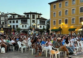 Cangas de Onís al completo en la plaza del pueblo animando a su equipo.