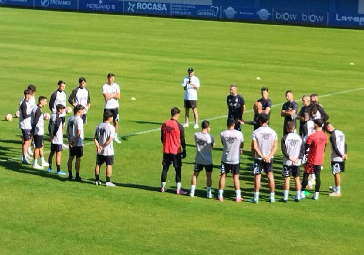 La plantilla y el cuerpo técnico del Avilés, esta mañana en el Suárez Puerta.