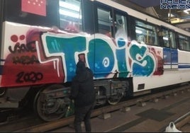 Arrestan en Mieres a un grafitero por daños en vagones y estaciones de tren valorados en 128.000 euros