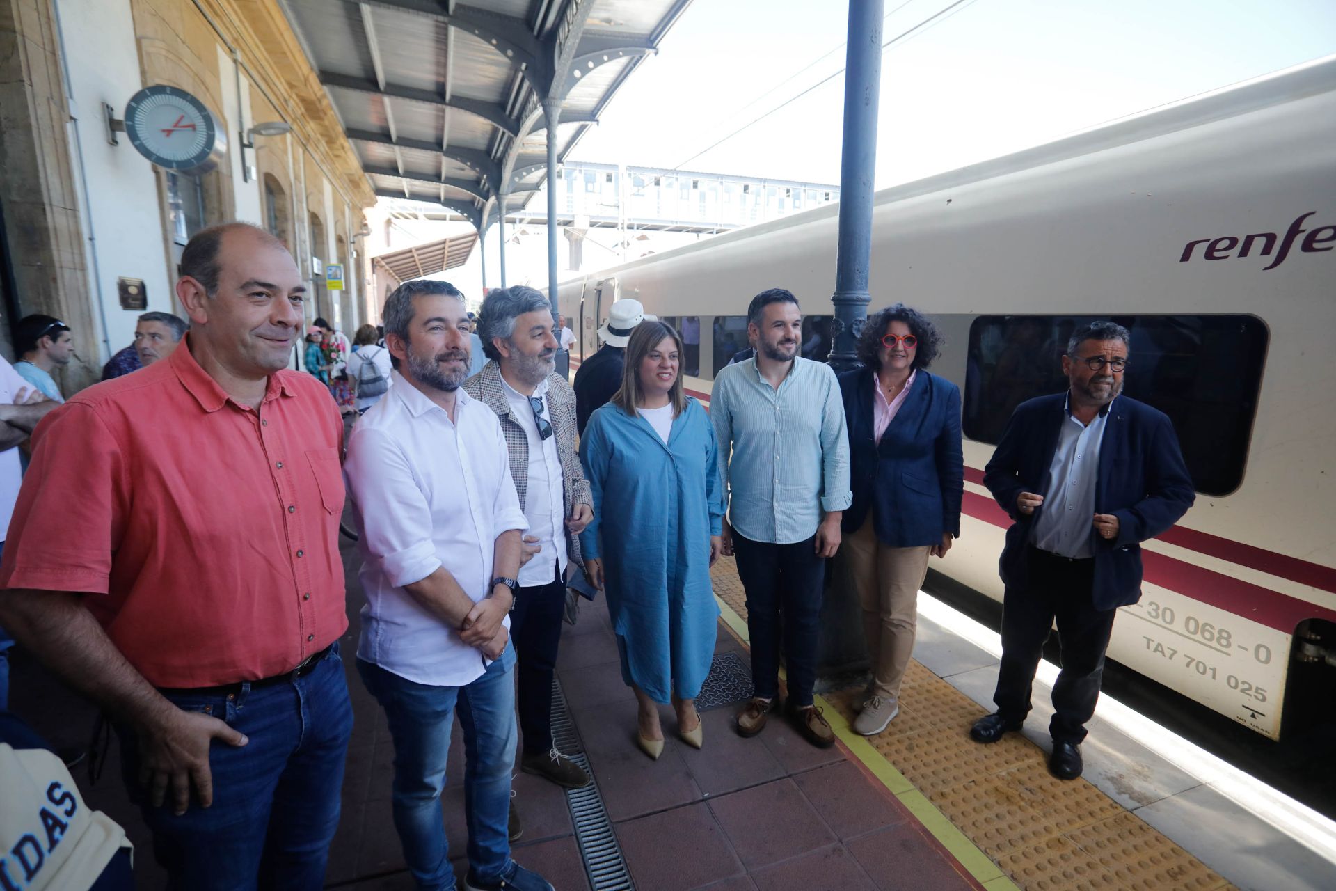 Así llegó el primer servicio del tren Alvia de Madrid a Avilés