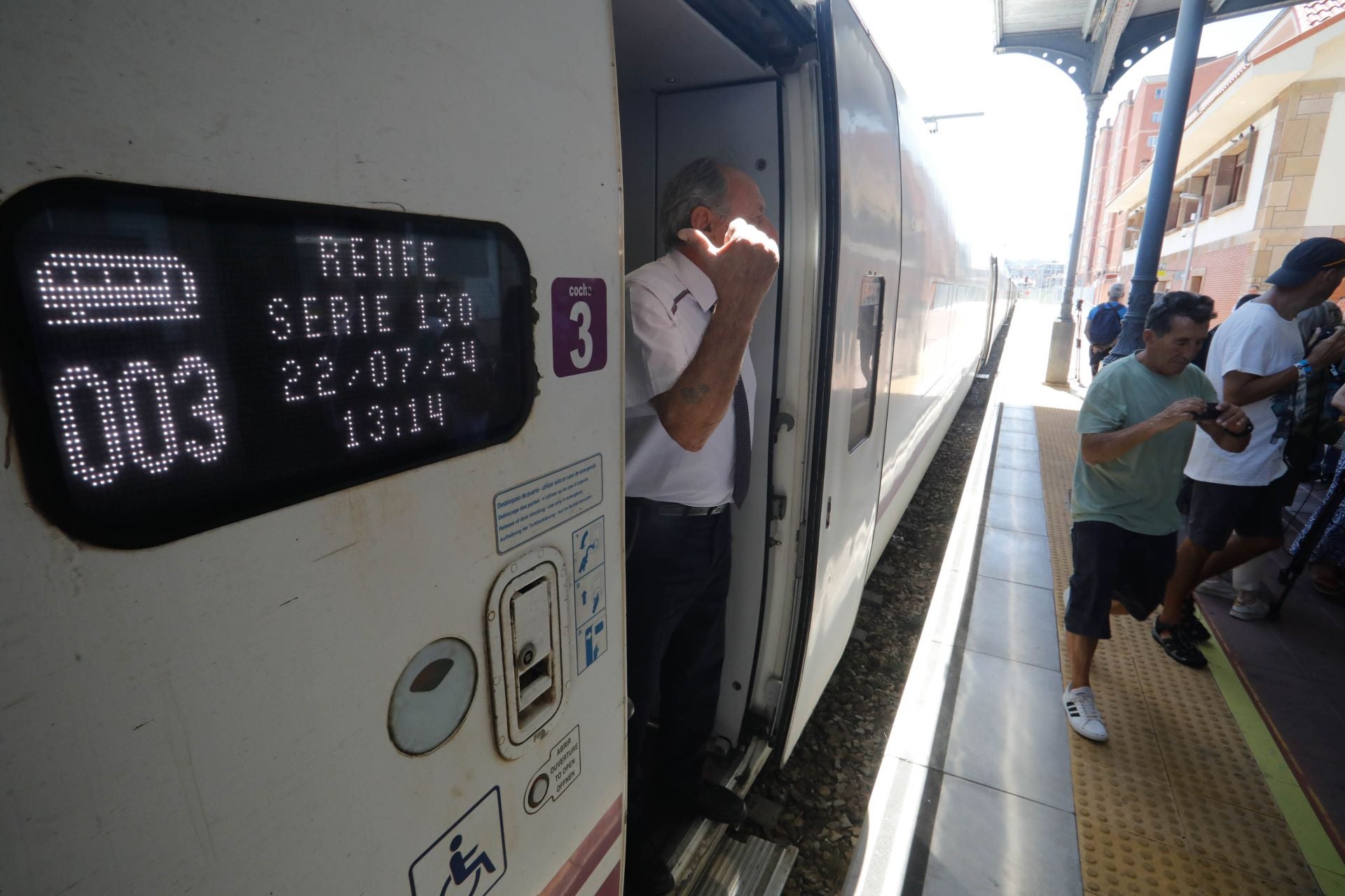 Así llegó el primer servicio del tren Alvia de Madrid a Avilés