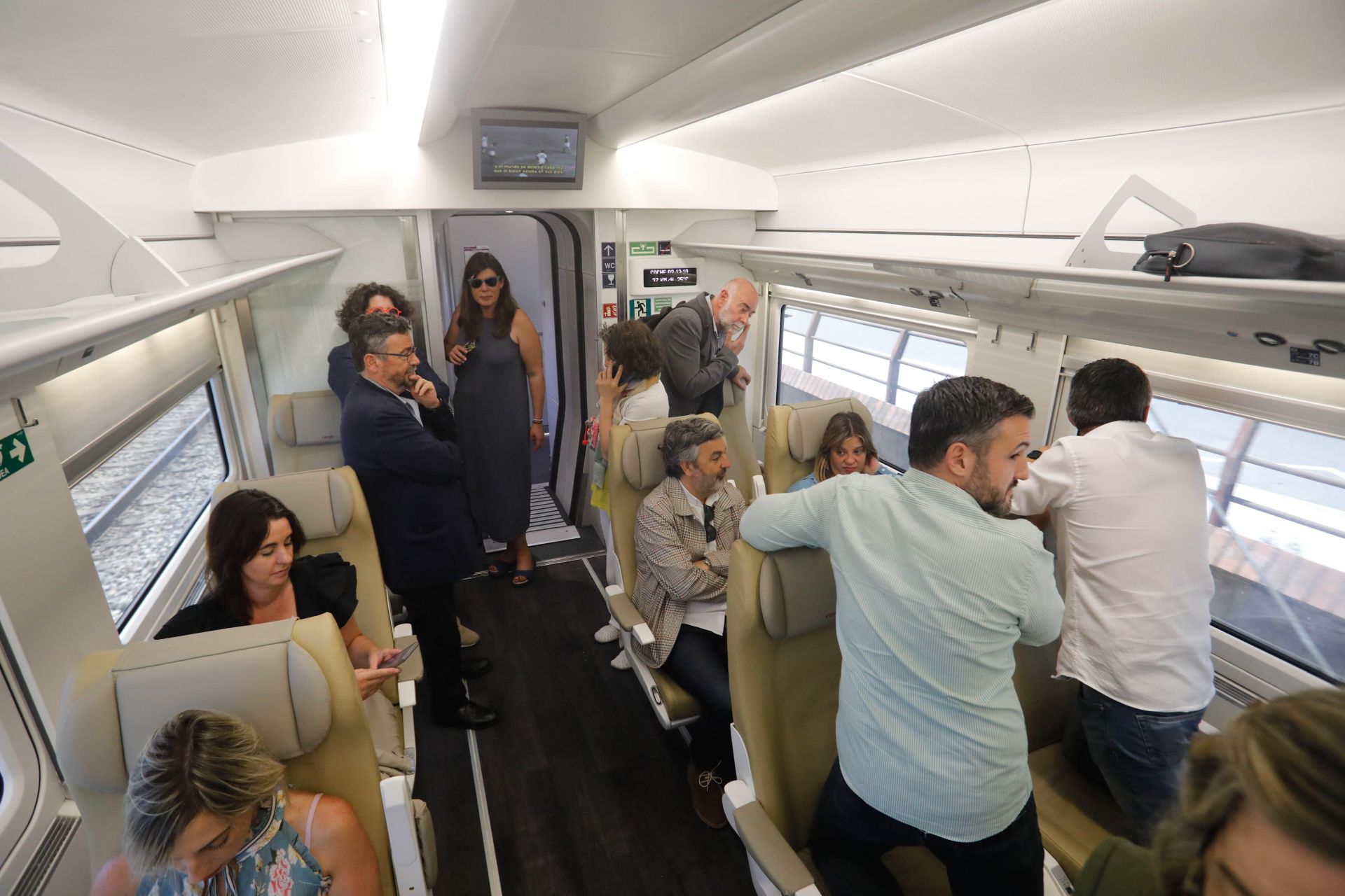 Así llegó el primer servicio del tren Alvia de Madrid a Avilés