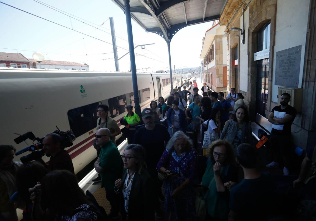 Así llegó el primer servicio del tren Alvia de Madrid a Avilés