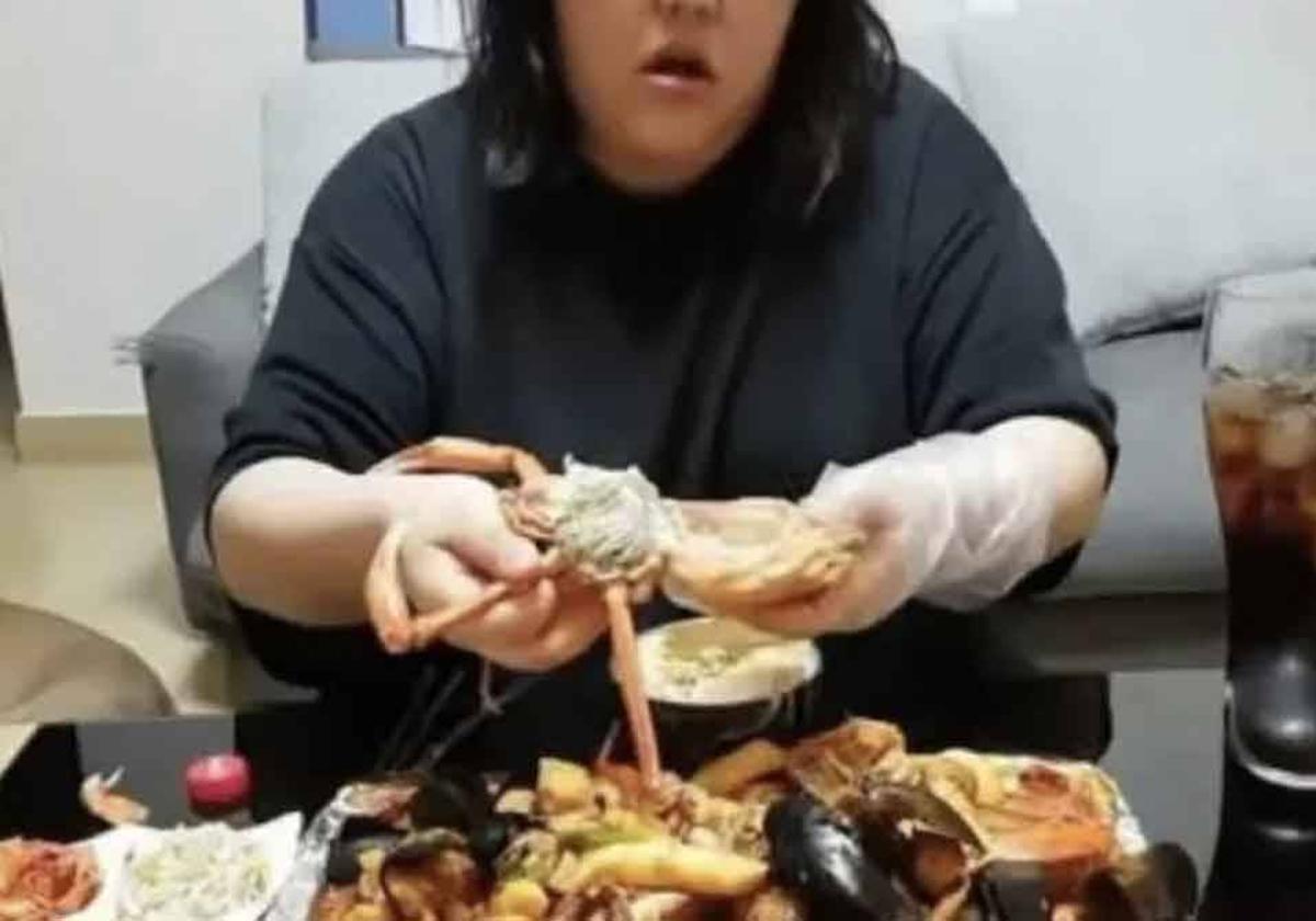 Pan Xiaoting, una joven influencer china de 24 años, falleció en pleno 'streaming' practicando el peligroso reto de hartarse a comida.