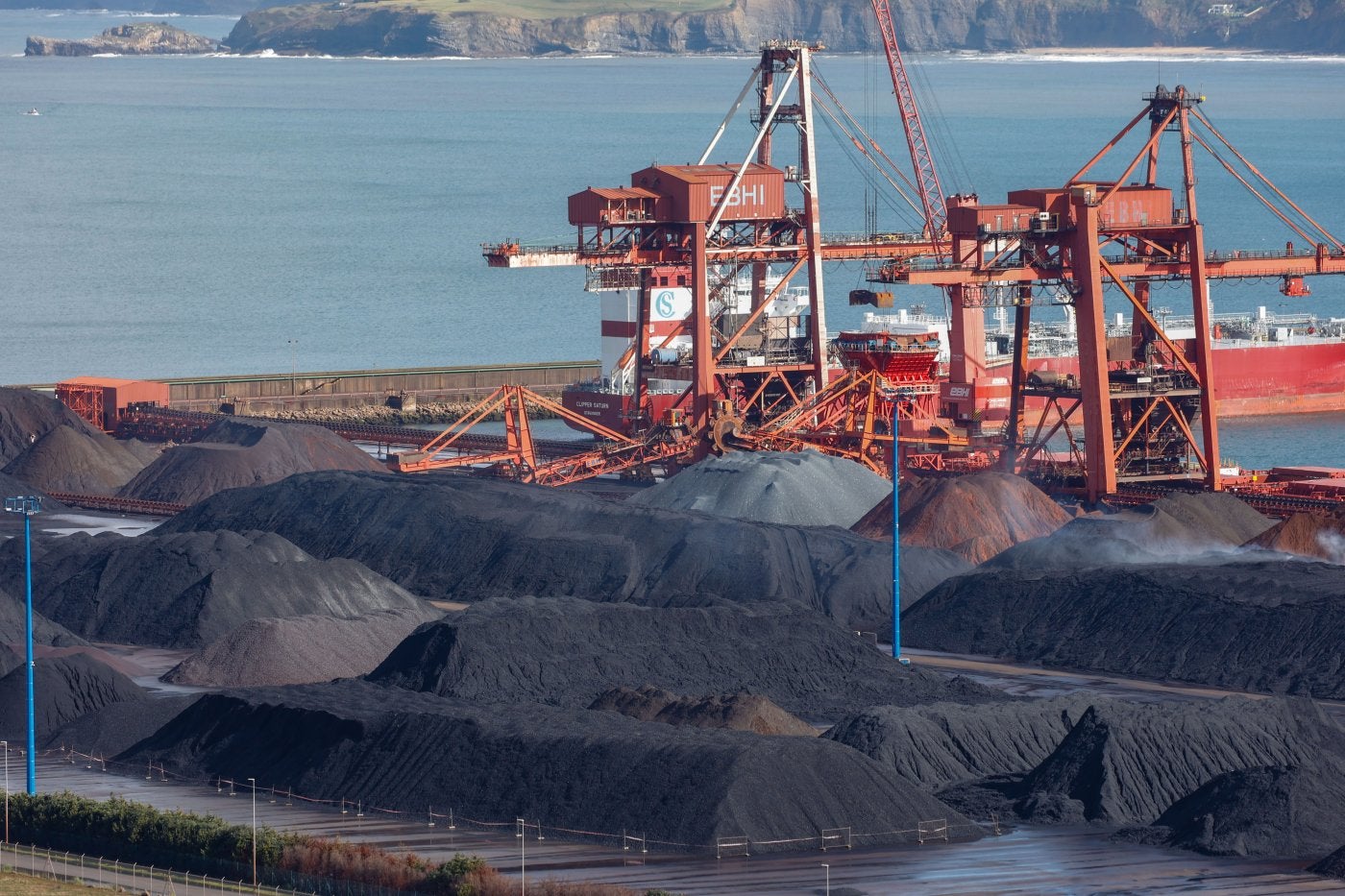Graneles almacenados en el puerto de El Musel.