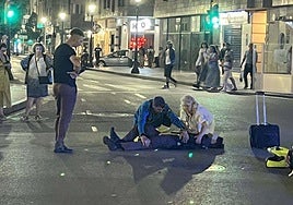 Los sanitarios atienden a uno de los heridos en el lugar del accidente.