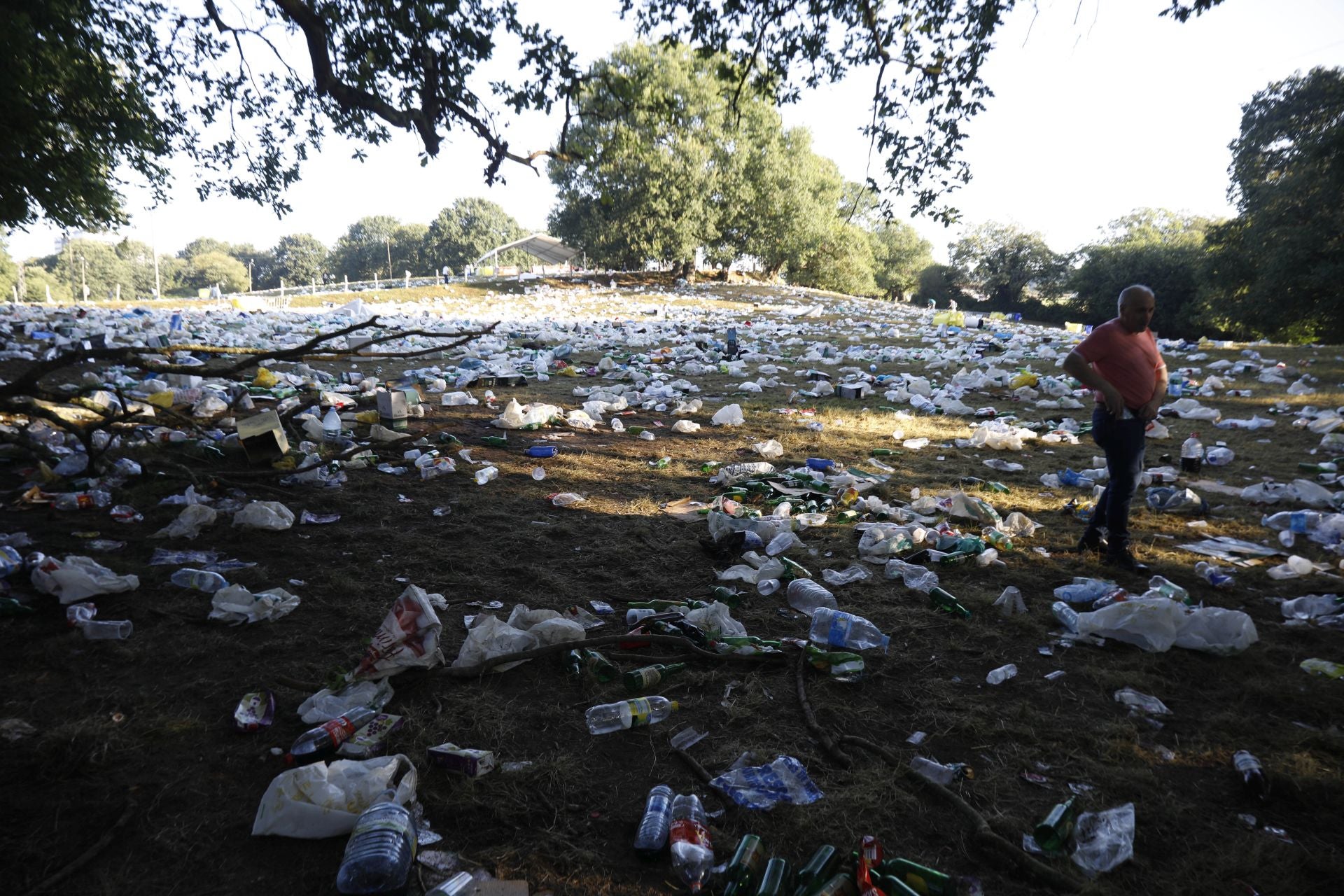 Así amaneció el prau de La Sobatiella tras la fiesta del Carmín