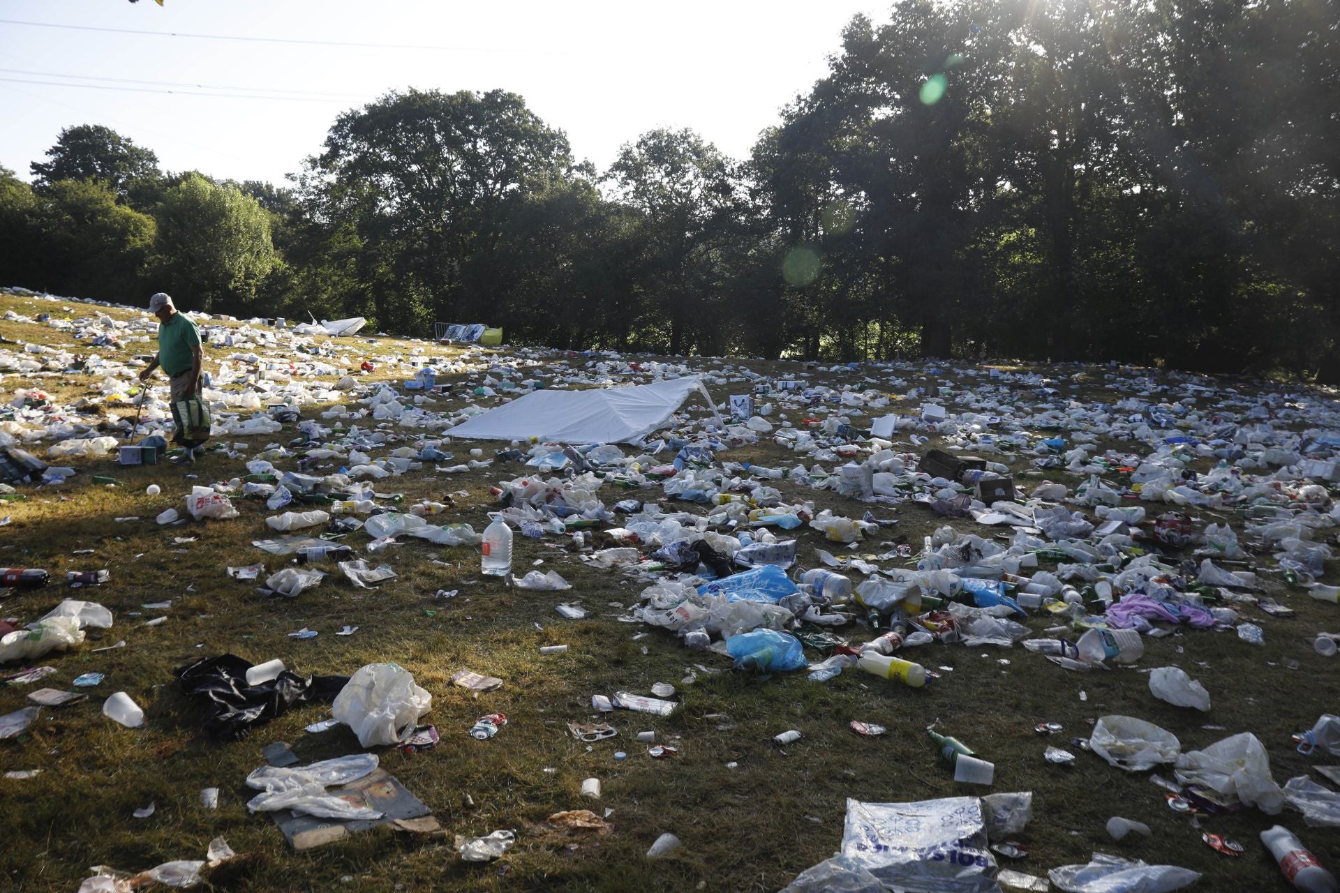 Así amaneció el prau de La Sobatiella tras la fiesta del Carmín