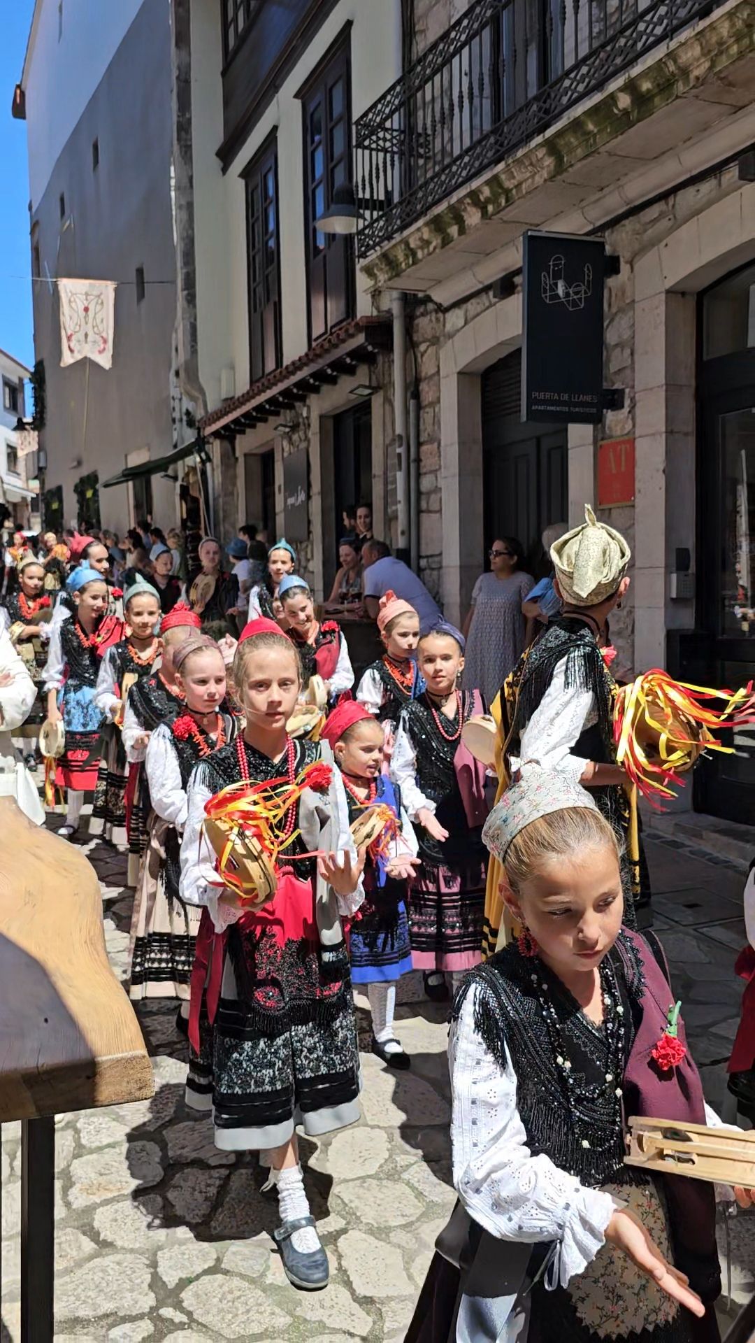 El triunfo de los claveles en Llanes