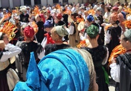 El triunfo de los claveles en Llanes