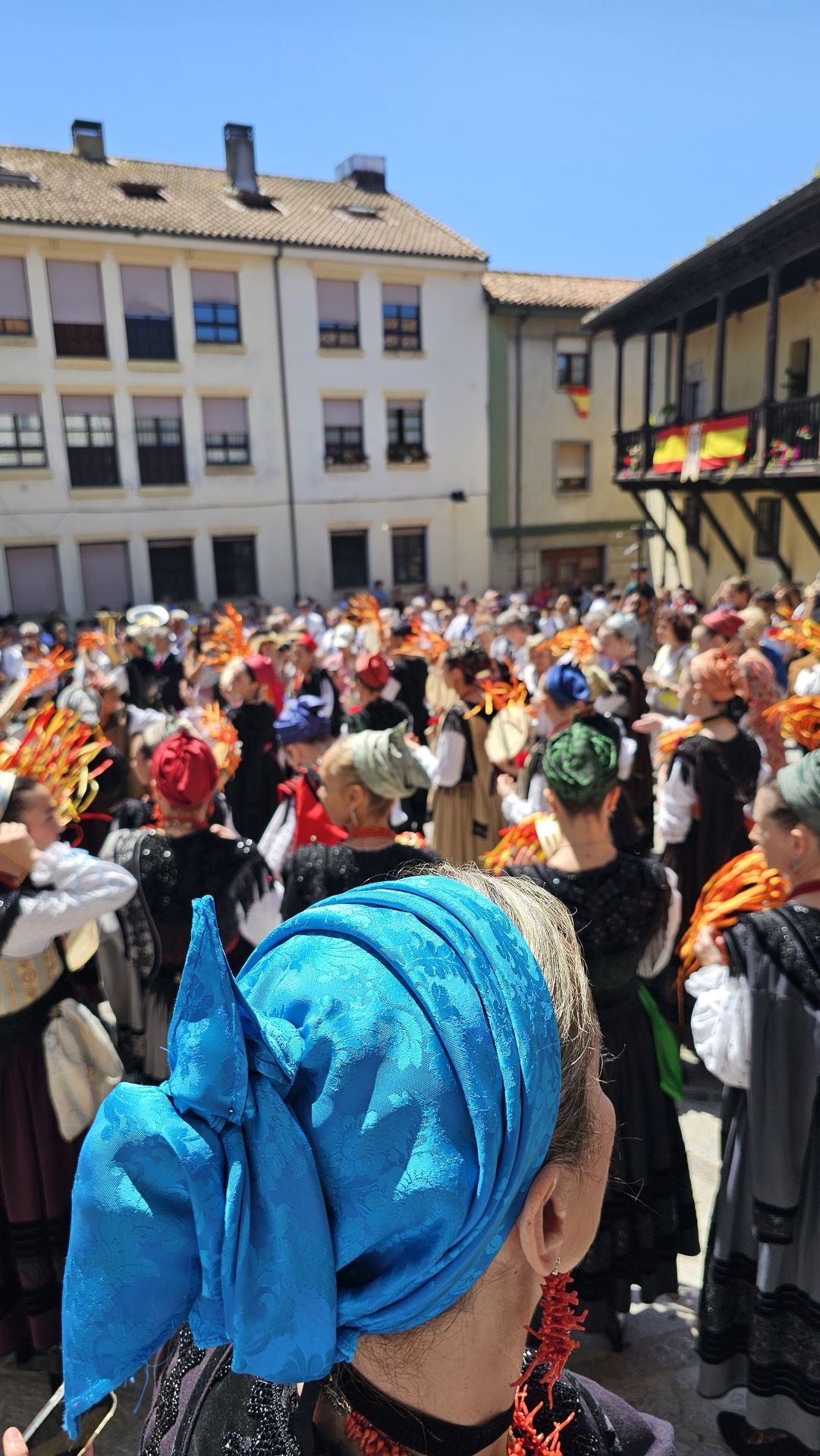 El triunfo de los claveles en Llanes