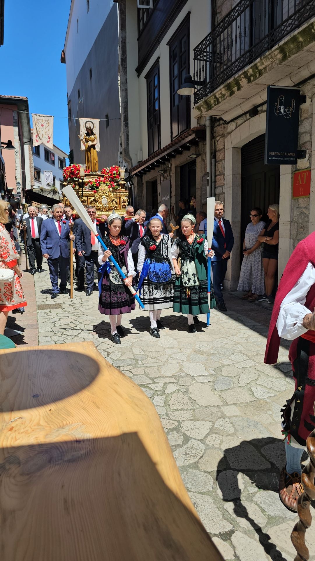 El triunfo de los claveles en Llanes