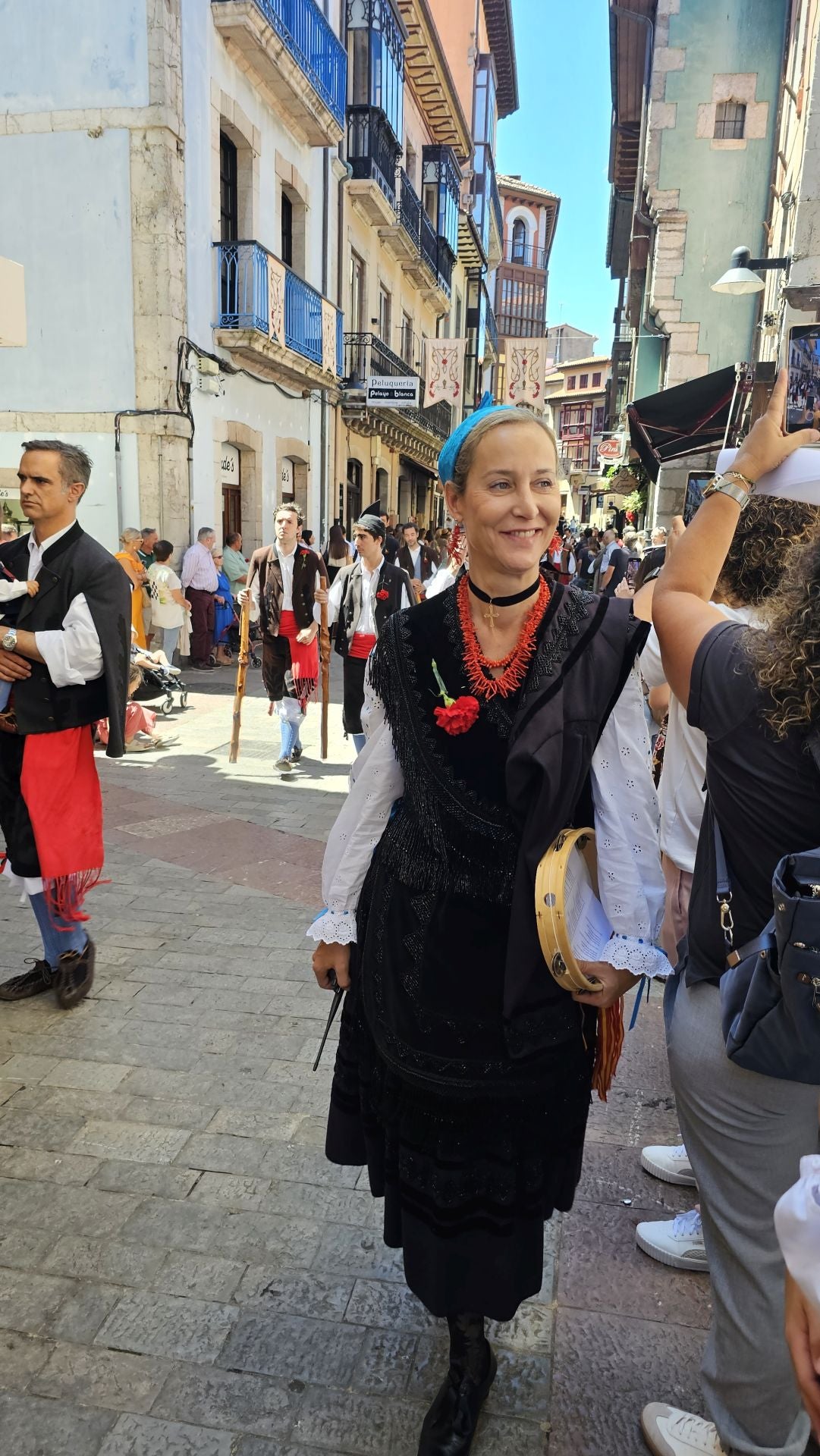 El triunfo de los claveles en Llanes