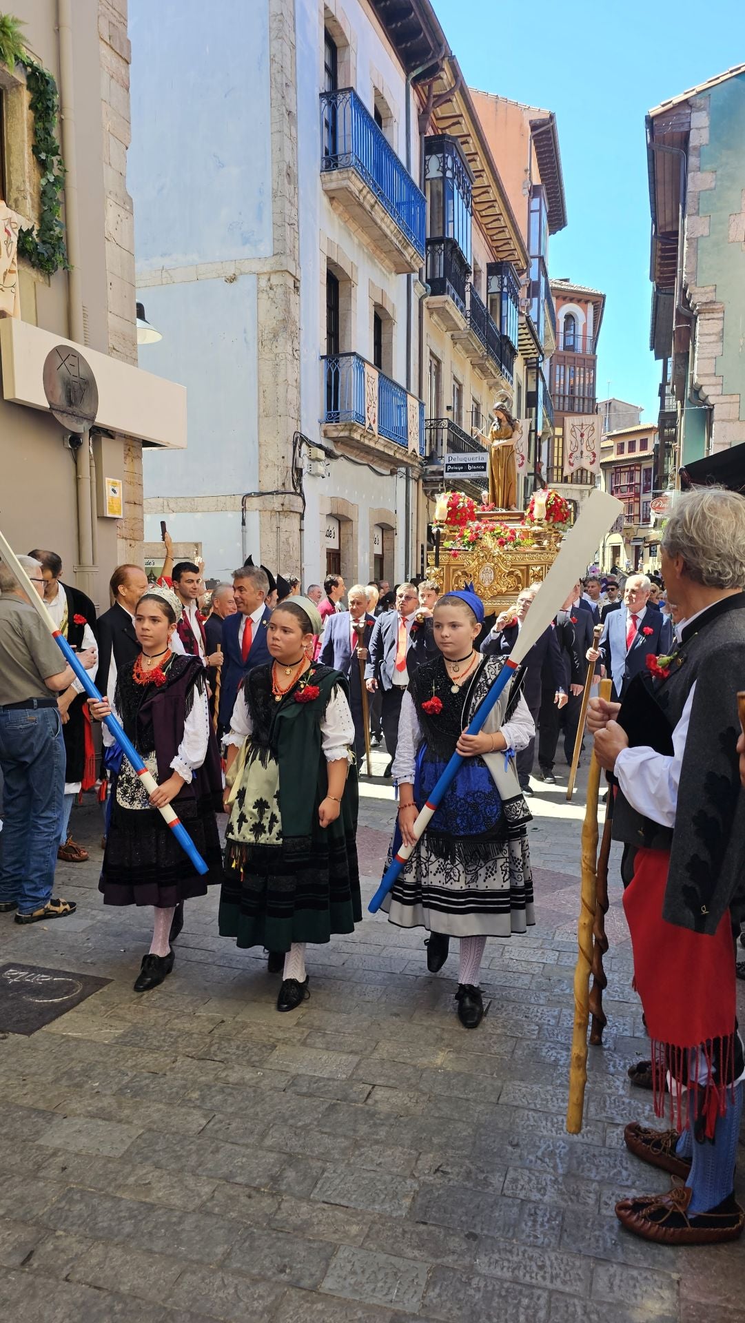 El triunfo de los claveles en Llanes