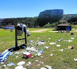 La zona de recreo junto a la playa de Carranques, en Perlora, con abundancia de basura.