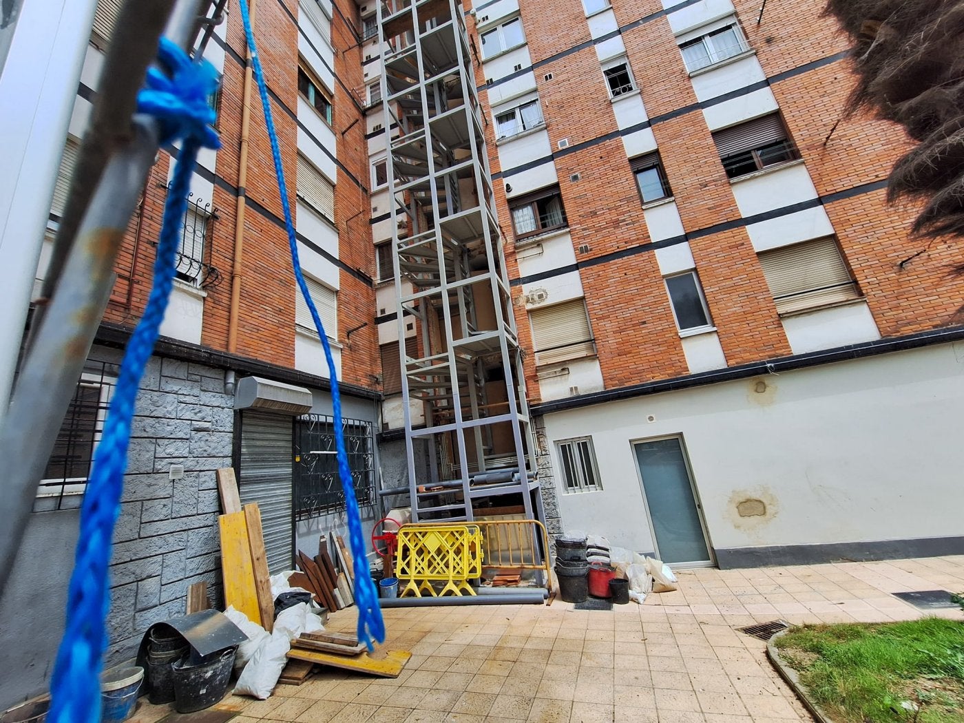 La comunidad de Pelayo 17 lleva meses con la obra del ascensor paralizada y las escaleras del edificio expuestas a la intemperie.