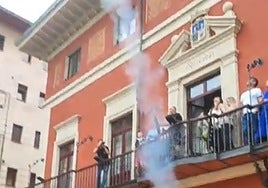 Comienzo de las fiestas de Santiago de Sama con el chupinazo.