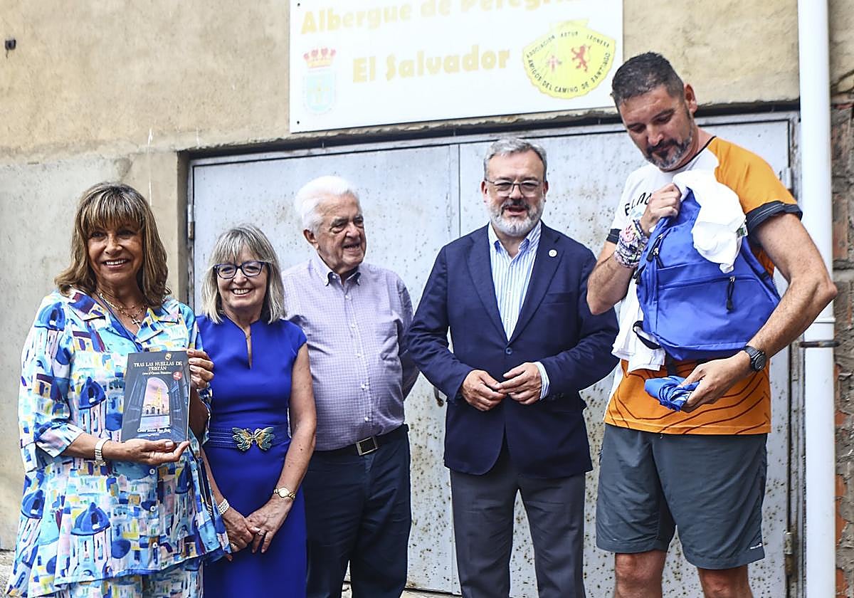 Lourdes Campillo, Paloma Ibáñez, Pablo Sánchez, Alfredo García Quintana y José Vega, ayer, en el albergue.