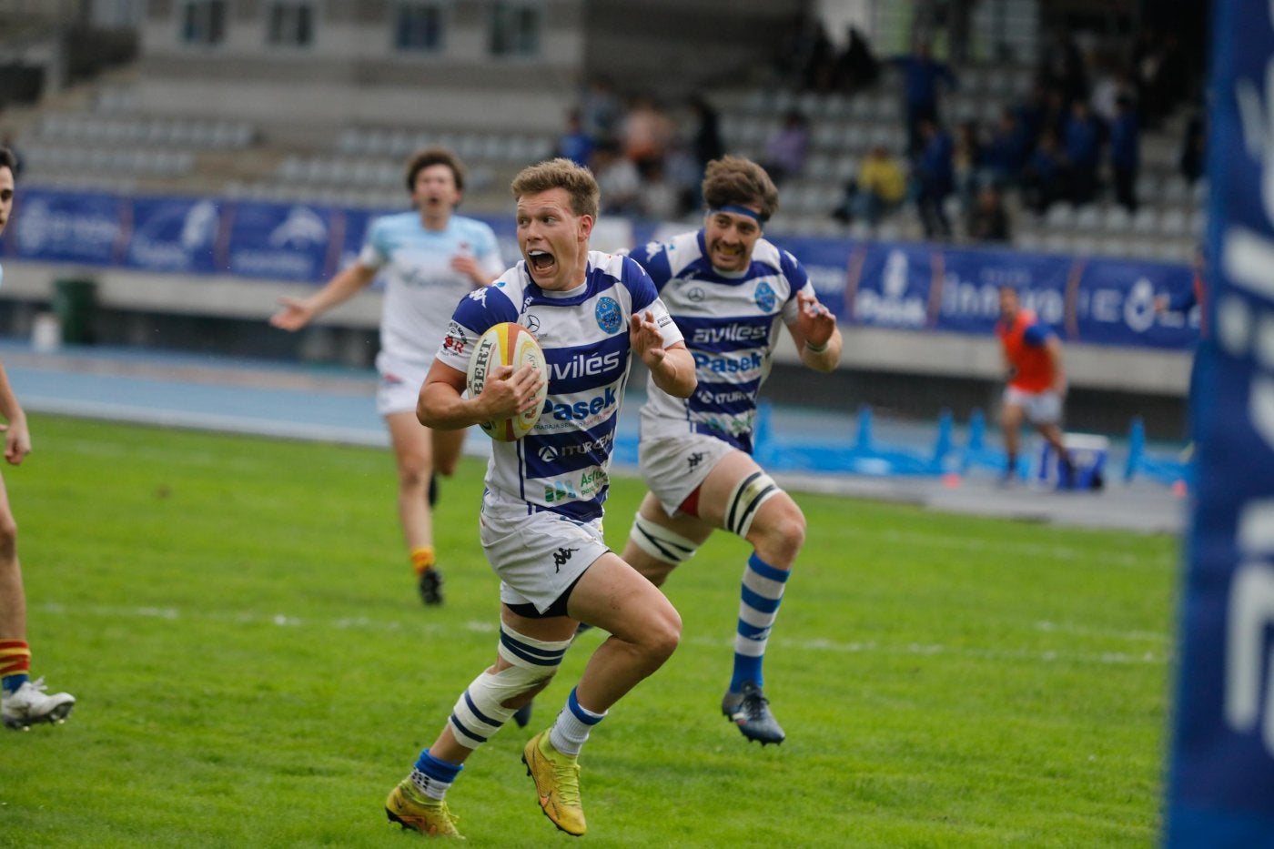 El tres cuartos argentino Fran González del Pino se dispone a firmar un ensayo en un partido del Pasek la pasada temporada.