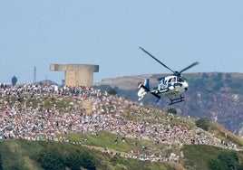 Un helicóptero de la Policía Nacional sobre el Cerro de Santa Catalina, en la edición pasada del Festival Aéreo de Gijón.