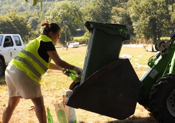 Reciclaje de botellas de vidrio tras la fiesta en la Pola.