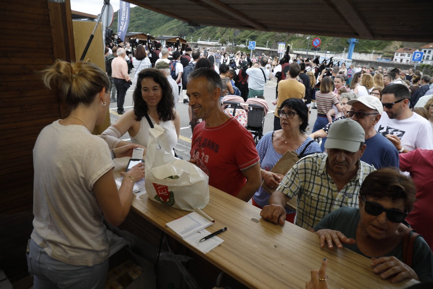 La Feria de la Conserva de Candás atrajo numeroso público y registró ventas en sus primeras horas.