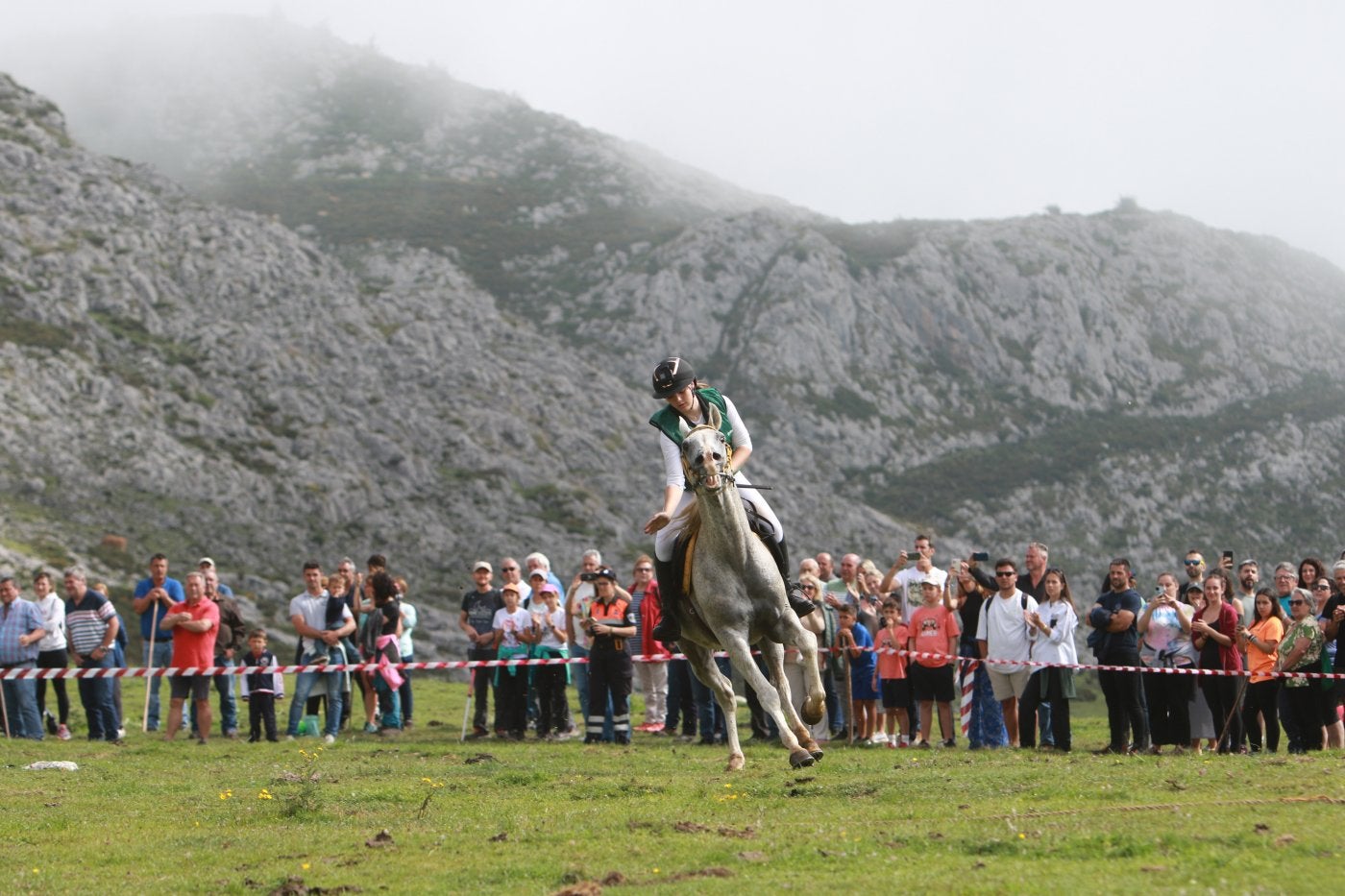 La joven vizcaína Itxane Goristiaga logró la victoria en las dos carreras de caballos que volvieron a dar un gran espectáculo en la Vega de Enol.