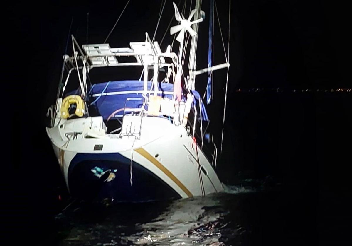 Rescatan a los tres tripulantes de un velero atacado por orcas en el Estrecho.