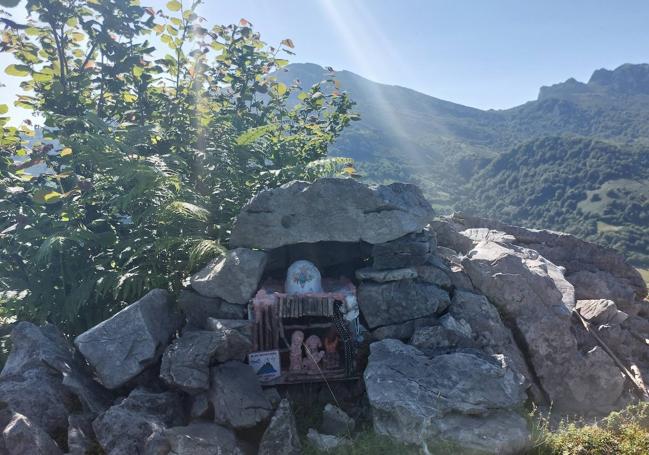 Vistas a la Mostayal desde la cumbrera del Peña Rey, ataviada con cruz, buzón y belén de cumbre