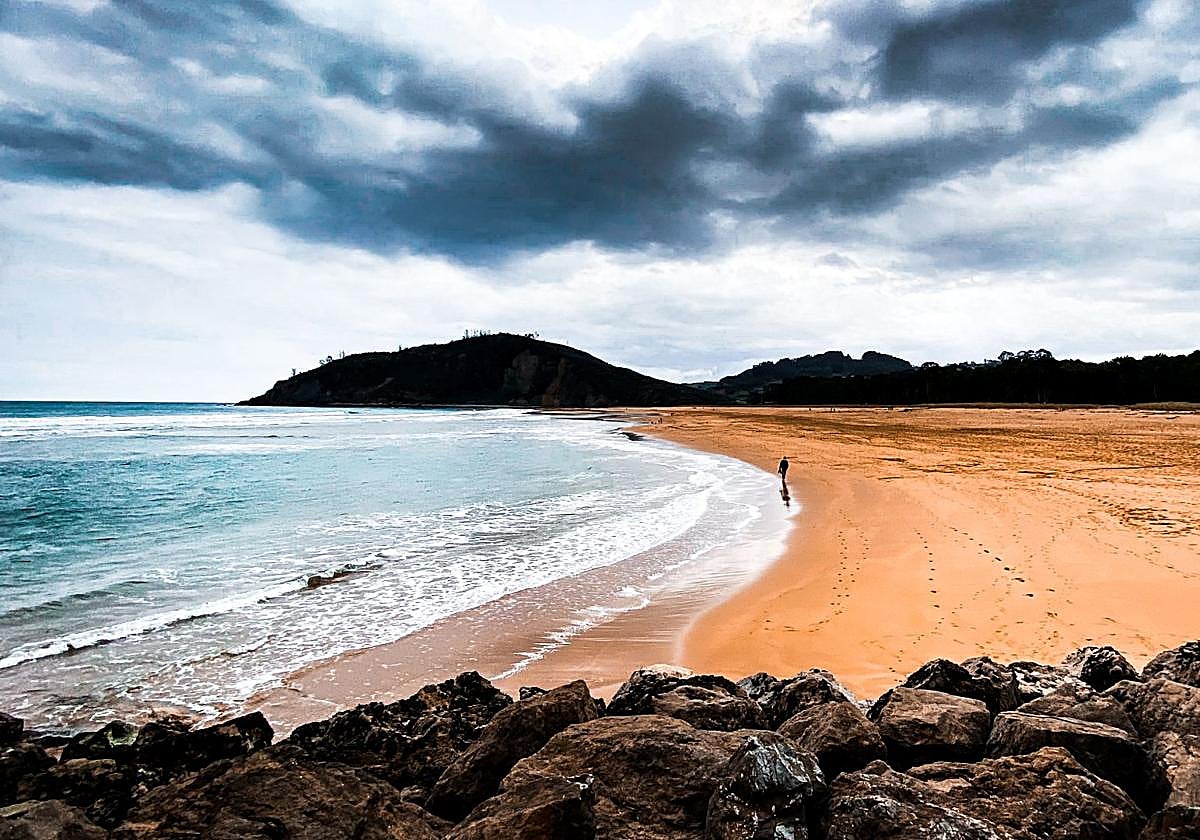 La playa de Rodiles.