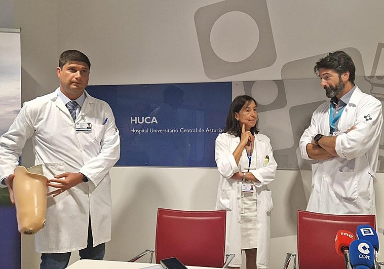 De izquierda a derecha, José Antonio Fidalgo, del Servicio de Medicina Física y Rehabilitación, Josina Villanueva, directora del HUCA, y David Alonso, facultativo del Servicio de Traumatología.