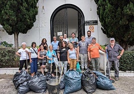 Una parte de los vecinos que acudieron ayer a la sextaferia.