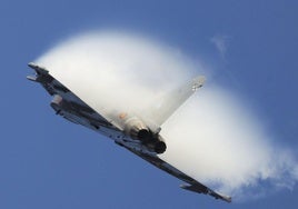 El caza Eurofighter, ayer, sobrevolando la bahía de Gijón.