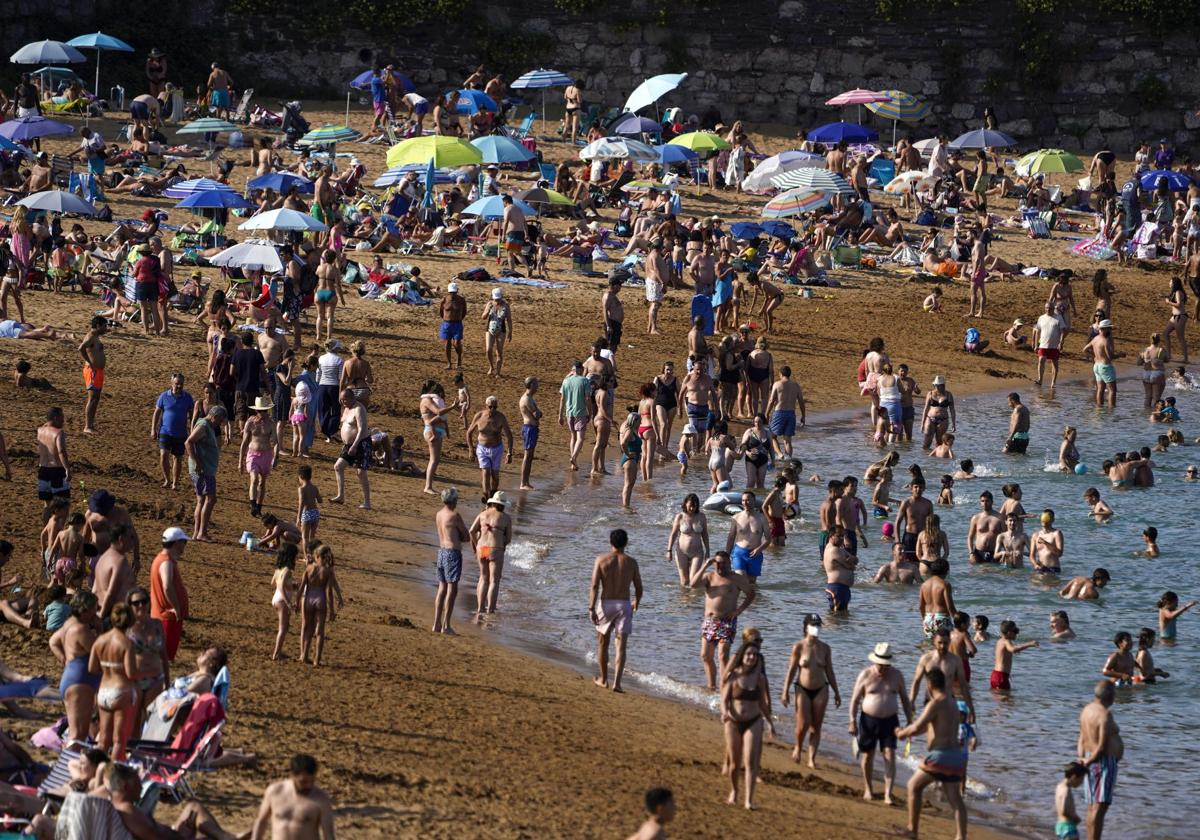 La playa de Santa Marina, en Luanco, repleta de bañistas.