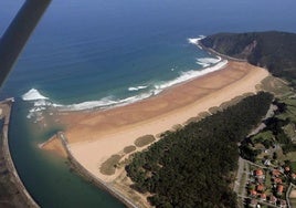 Vuelve a abrir al baño la playa de Rodiles