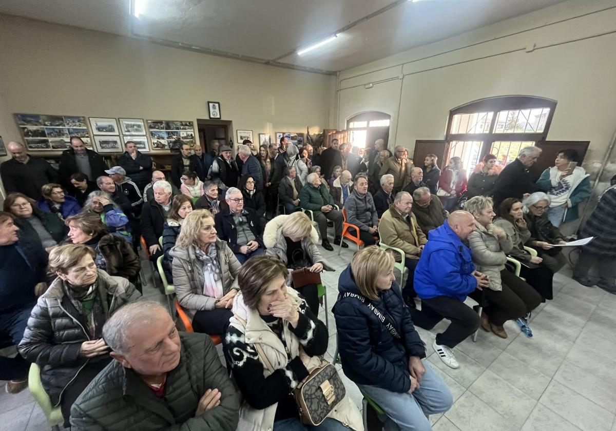 Vecinos de Argüelles reunidos por el plan para instalar parques de baterías en su parroquia.