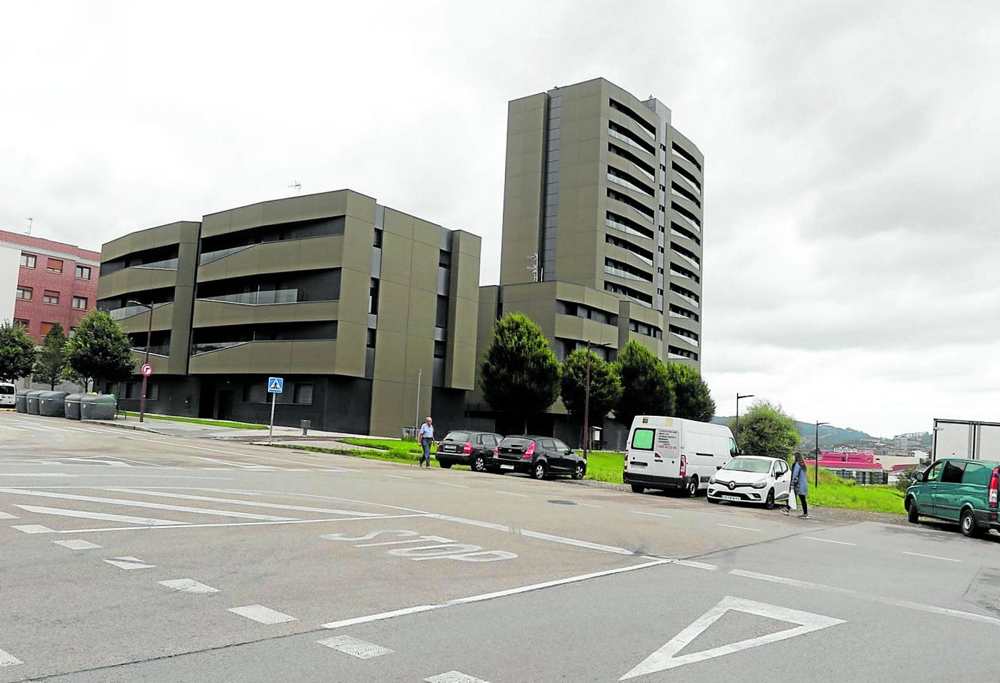 'Urano'. Arriba, vistas al mar desde la fachada norte de la torre de 14 plantas. Abajo, el conjunto residencial de 86 pisos en Nuevo Gijón, que empezará a habitarse en septiembre.