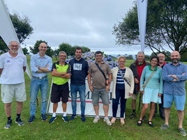 Los premiados posaron en la tradicional foto de familia, tras la clausura de la prueba del Trofeo EL COMERCIO-ABANCA, en el campo de Luarca.