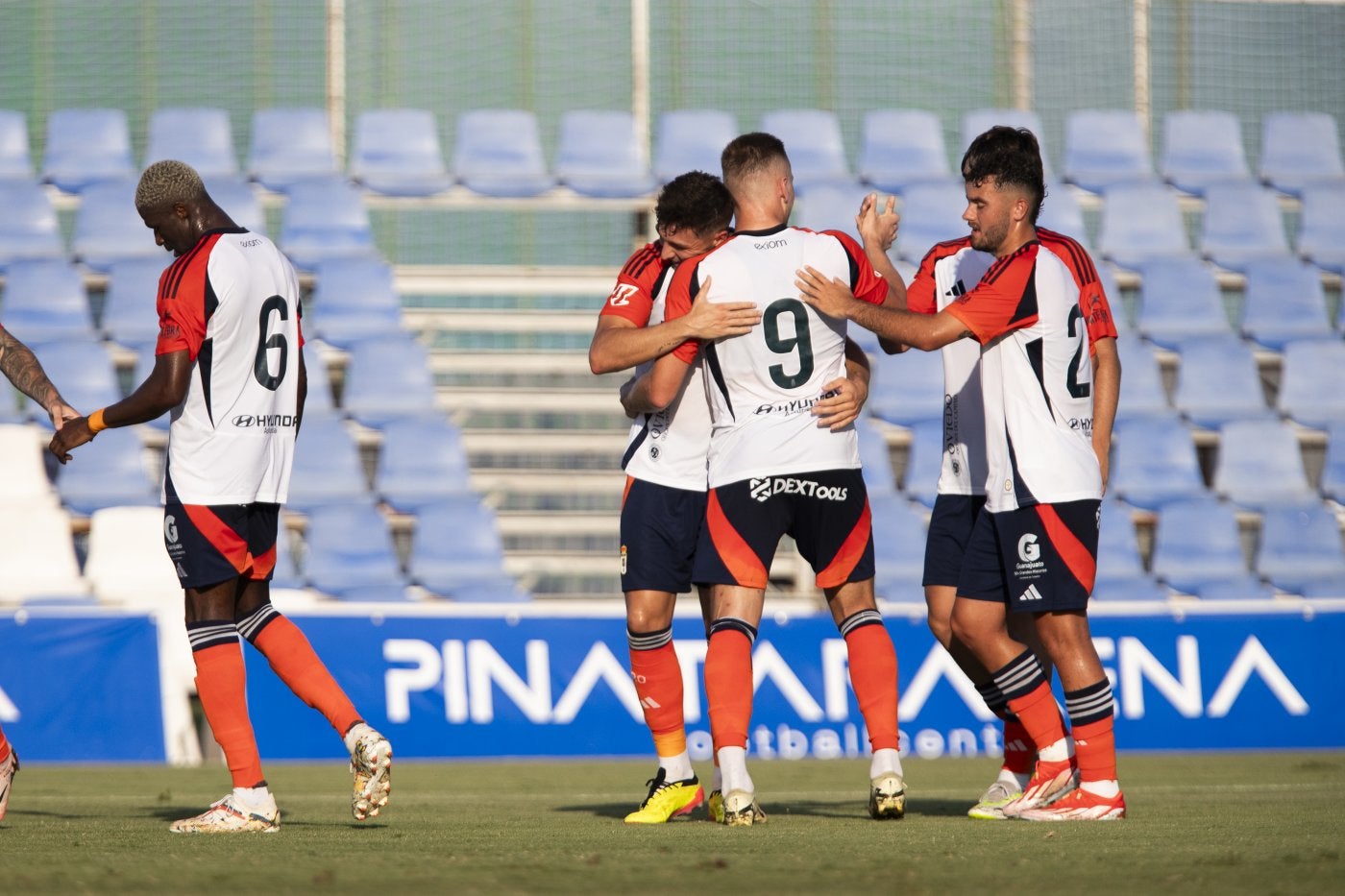 Los jugadores azules felicitan a Alemao por su gol ante el Albacete, que abrió el camino hacia la victoria.