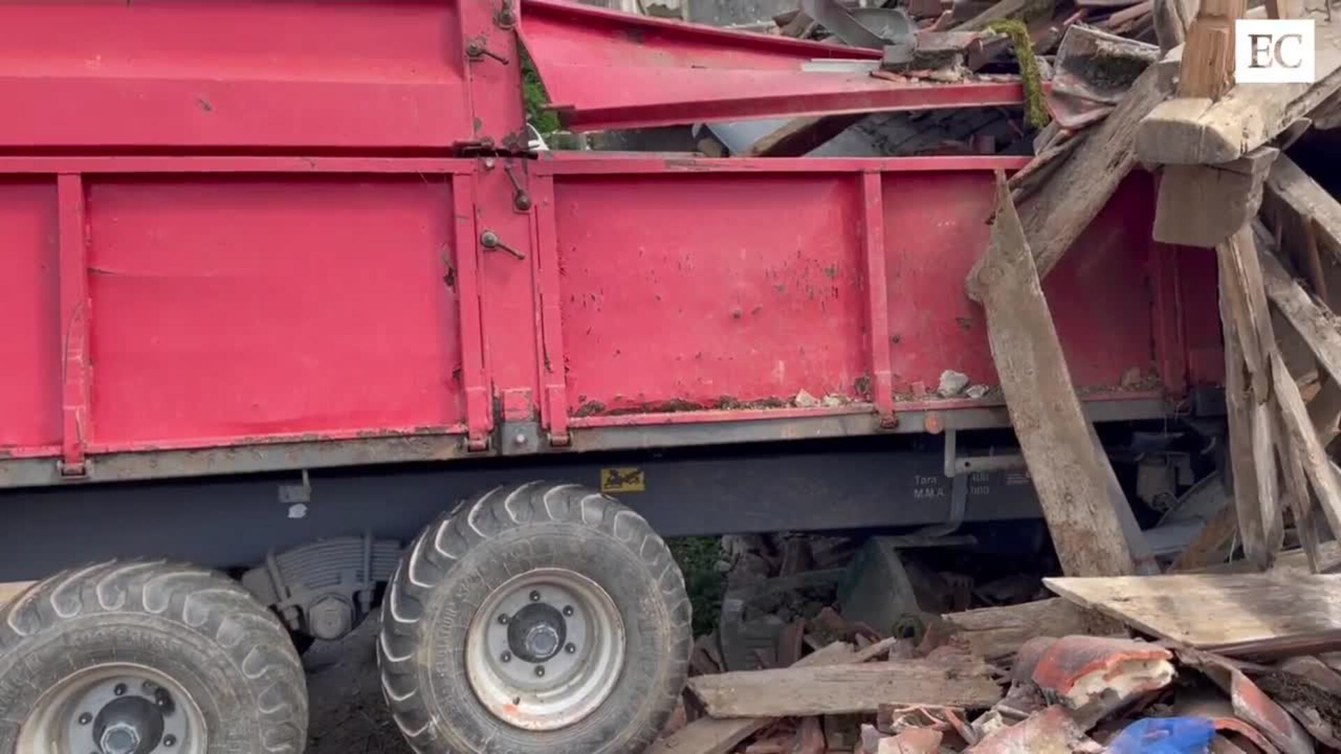 Mueren un padre y un hijo en un accidente de tractor en Cudillero