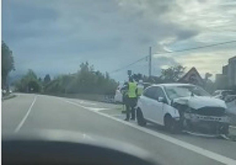 Un tren arrolla a un coche en un paso a nivel en Llanes y deja dos heridos