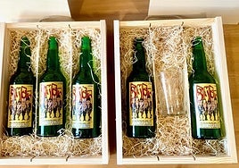 Las botellas de sidra personalizadas para la emblemática banda de rock Scorpions que hizo parada en Gijón el pasado domingo.
