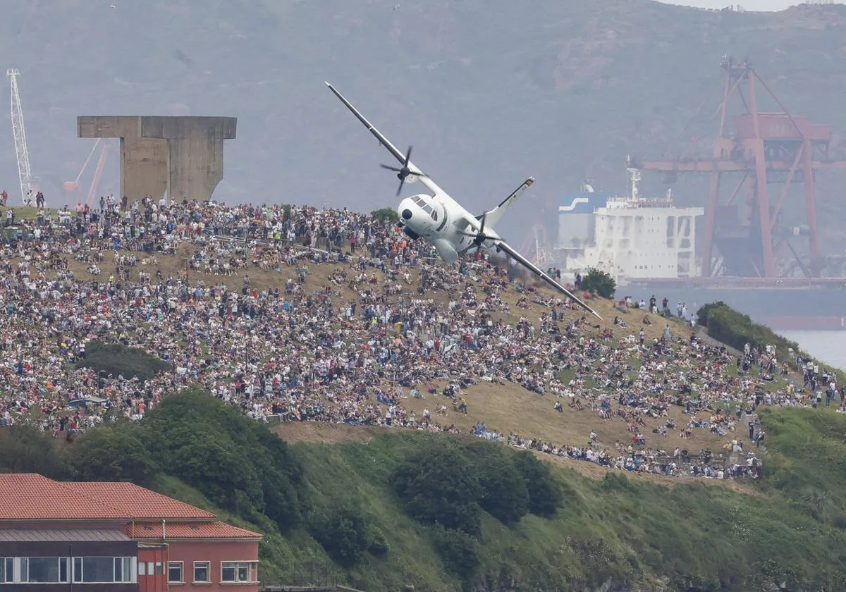 280.000 personas disfrutan de las acrobacias y maniobras de los mejores  pilotos | El Comercio: Diario de Asturias