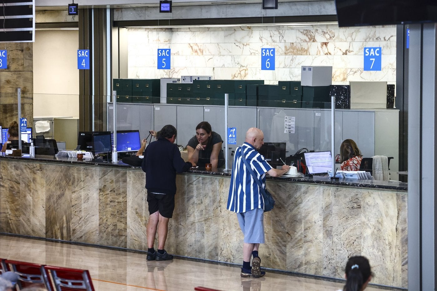 Varias funcionarias atienden a ciudadanos en el Edificio Administrativo de Servicios Múltiples (Easmu) del Principado.