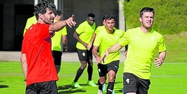 Pablo Gómez da instrucciones a los jugadores durante un entrenamiento en Mondariz.